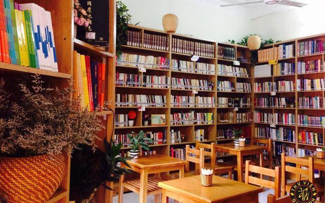Quán cà phê mua mang về gần đây không thể bỏ qua thư viện cafe Đông Tây